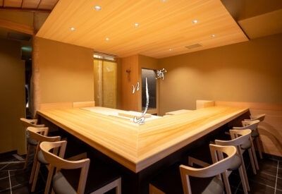 Houten Japanse eetbar met kookplaat en zitplaatsen rondom