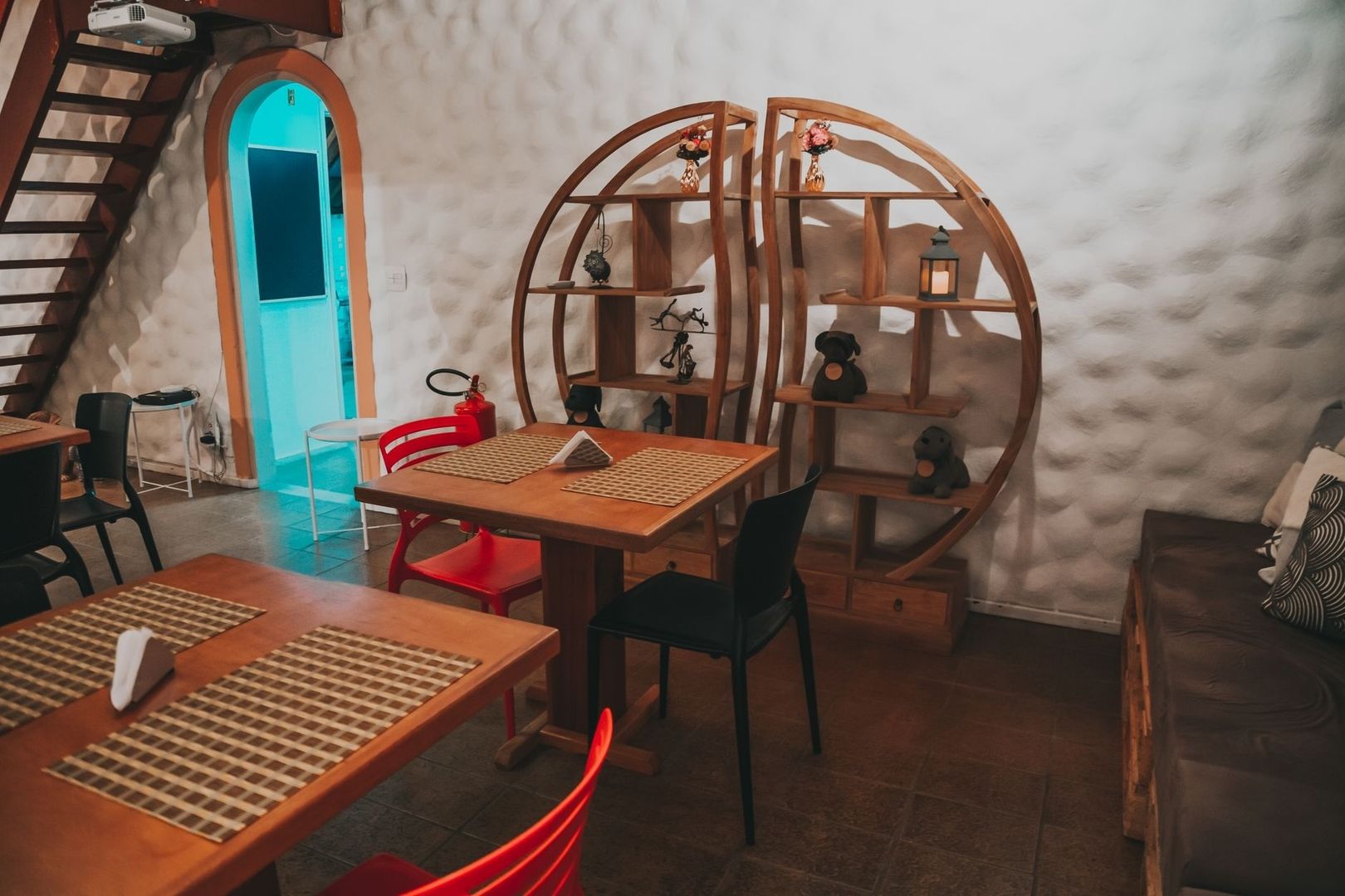 Gezellig restaurantinterieur met gedekte houten tafels en rustige inrichting