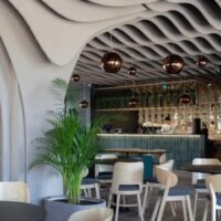 Waarom restaurantakoestiek je smaakbeleving beïnvloedt (en hoe rust het eten beter maakt)