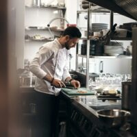 Aan de chef’s table: waarom meekijken in de keuken onze eetcultuur verandert